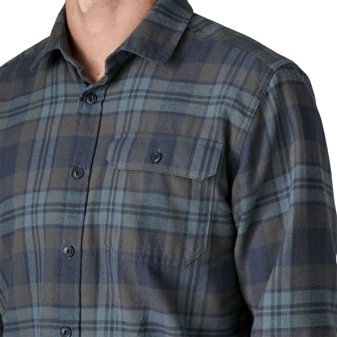 Patagonia Men's Long-Sleeved Lightweight Fjord Flannel Shirt Paw: Smolder Blue Image 04