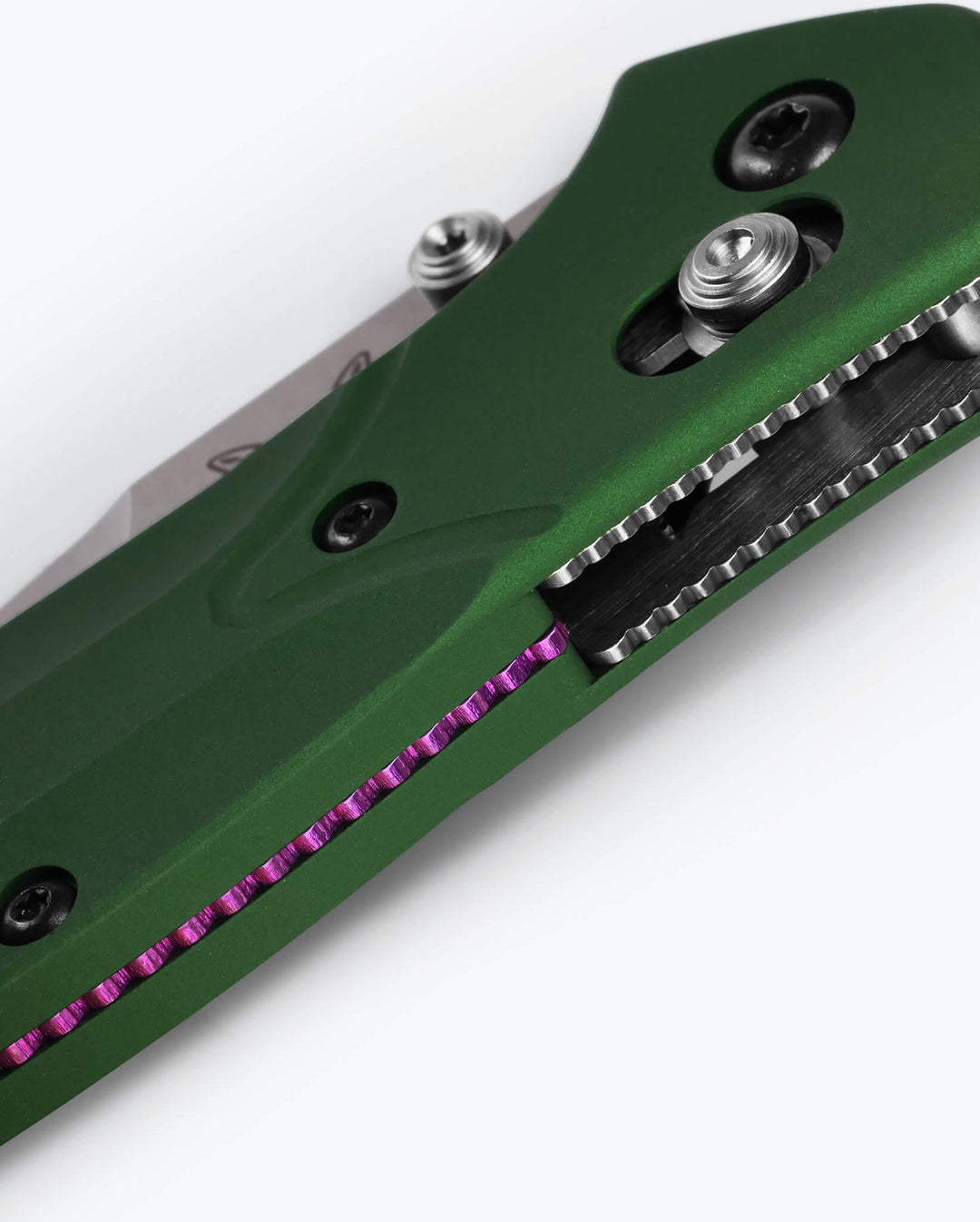 Benchmade 940 Osborne AXIS lock detail, purple spacer