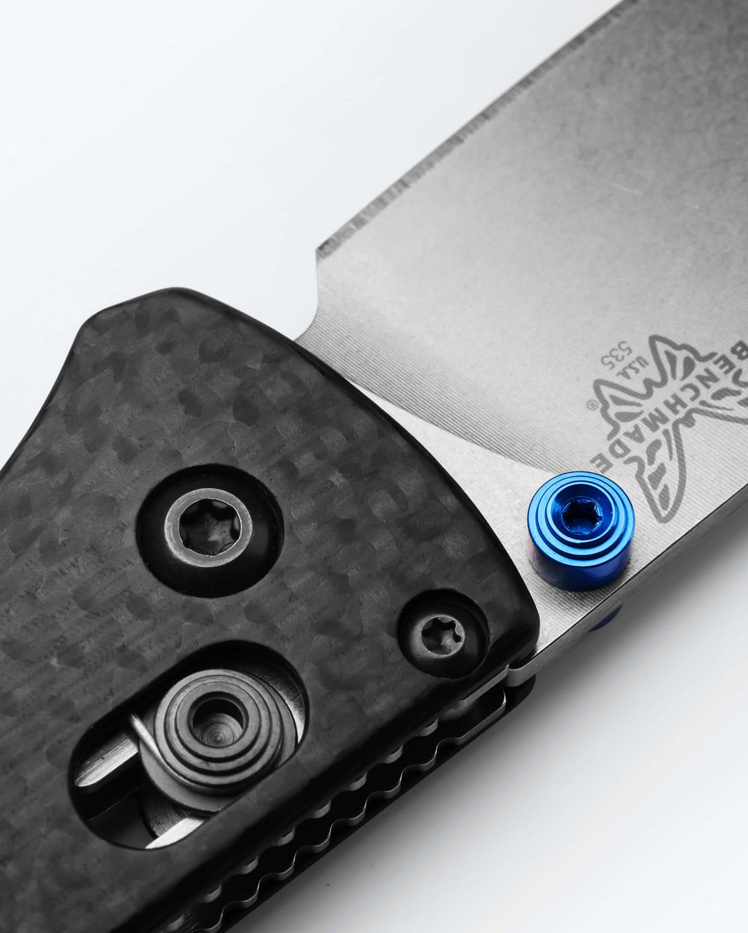 Benchmade Bugout 535-3 carbon fiber handle detail with blue thumb stud