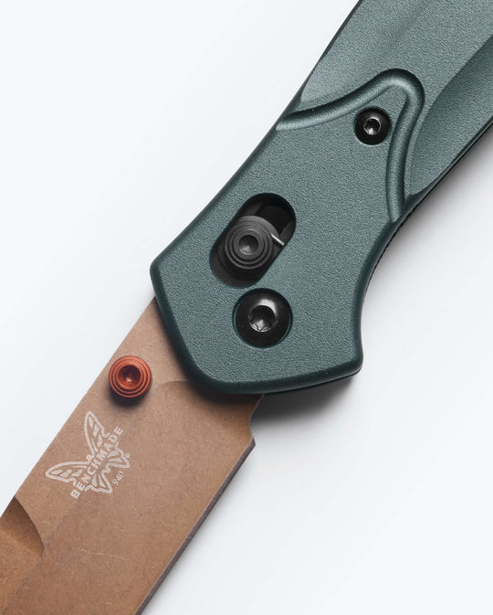 Benchmade 940FE-2601 Osborne Taiga Green, handle close up