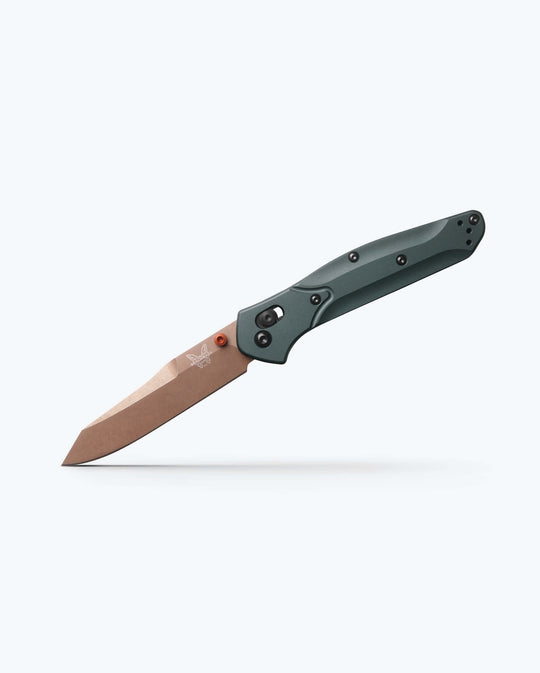 Benchmade 940FE-2601 Osborne Taiga Green, angled tip down